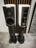 Audiovector R1 Arrete z stojal